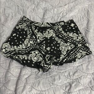 Black and White Paisley Women's Shorts